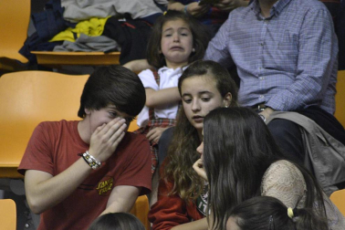 Imágenes de los asistentes al primer partido de la semifinal de los playoff entre Grupo Iruña y Menorca