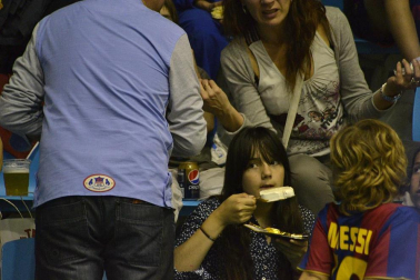 Imágenes de los asistentes al primer partido de la semifinal de los playoff entre Grupo Iruña y Menorca
