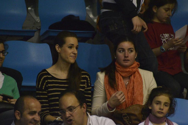 Imágenes de los asistentes al primer partido de la semifinal de los playoff entre Grupo Iruña y Menorca