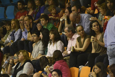 Imágenes de los asistentes al primer partido de la semifinal de los playoff entre Grupo Iruña y Menorca