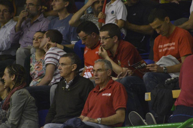Imágenes de los asistentes al primer partido de la semifinal de los playoff entre Grupo Iruña y Menorca