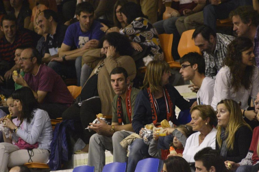 Imágenes de los asistentes al primer partido de la semifinal de los playoff entre Grupo Iruña y Menorca
