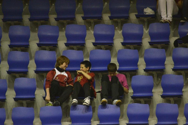 Imágenes de los asistentes al primer partido de la semifinal de los playoff entre Grupo Iruña y Menorca