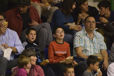 Imágenes de los asistentes al primer partido de la semifinal de los playoff entre Grupo Iruña y Menorca
