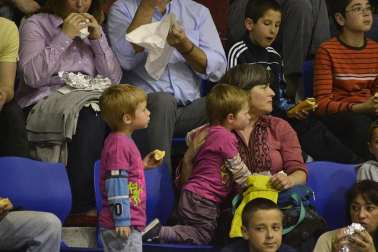 Imágenes de los asistentes al primer partido de la semifinal de los playoff entre Grupo Iruña y Menorca