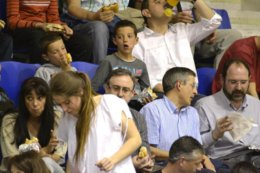 Imágenes de los asistentes al primer partido de la semifinal de los playoff entre Grupo Iruña y Menorca