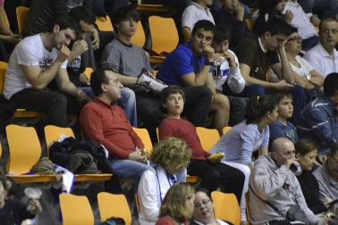 Imágenes de los asistentes al primer partido de la semifinal de los playoff entre Grupo Iruña y Menorca