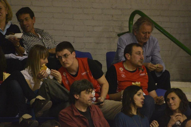 Imágenes de los asistentes al primer partido de la semifinal de los playoff entre Grupo Iruña y Menorca