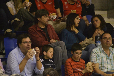 Imágenes de los asistentes al primer partido de la semifinal de los playoff entre Grupo Iruña y Menorca