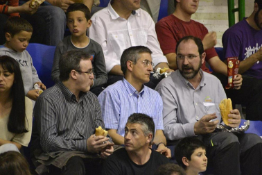 Imágenes de los asistentes al primer partido de la semifinal de los playoff entre Grupo Iruña y Menorca