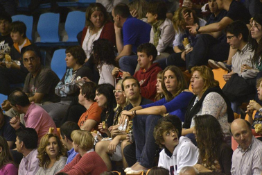 Imágenes de los asistentes al primer partido de la semifinal de los playoff entre Grupo Iruña y Menorca