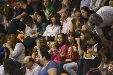 Imágenes de los asistentes al primer partido de la semifinal de los playoff entre Grupo Iruña y Menorca