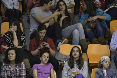 Imágenes de los asistentes al primer partido de la semifinal de los playoff entre Grupo Iruña y Menorca