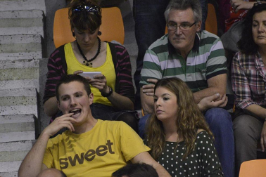 Imágenes de los asistentes al primer partido de la semifinal de los playoff entre Grupo Iruña y Menorca