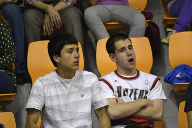 Imágenes de los asistentes al primer partido de la semifinal de los playoff entre Grupo Iruña y Menorca