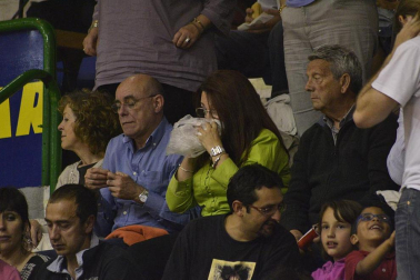 Imágenes de los asistentes al primer partido de la semifinal de los playoff entre Grupo Iruña y Menorca