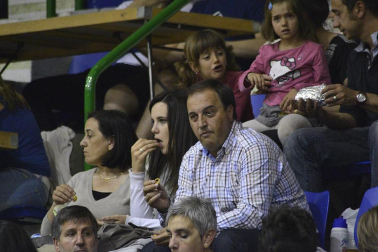 Imágenes de los asistentes al primer partido de la semifinal de los playoff entre Grupo Iruña y Menorca