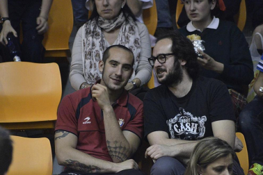 Imágenes de los asistentes al primer partido de la semifinal de los playoff entre Grupo Iruña y Menorca