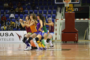 Imágenes de los asistentes al primer partido de la semifinal de los playoff entre Grupo Iruña y Menorca
