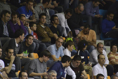 Imágenes de los asistentes al primer partido de la semifinal de los playoff entre Grupo Iruña y Menorca