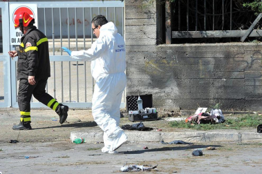 Una joven ha muerto en un atentado con dos explosiones ocurrido en el instituto Morvillo Falcone en la localidad italiana de Brindisi.