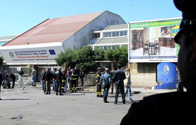 Una joven ha muerto en un atentado con dos explosiones ocurrido en el instituto Morvillo Falcone en la localidad italiana de Brindisi.