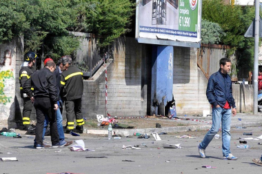 Una joven ha muerto en un atentado con dos explosiones ocurrido en el instituto Morvillo Falcone en la localidad italiana de Brindisi.