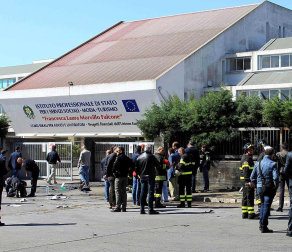 Una joven ha muerto en un atentado con dos explosiones ocurrido en el instituto Morvillo Falcone en la localidad italiana de Brindisi.