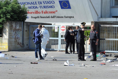 Una joven ha muerto en un atentado con dos explosiones ocurrido en el instituto Morvillo Falcone en la localidad italiana de Brindisi.