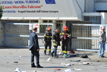 Una joven ha muerto en un atentado con dos explosiones ocurrido en el instituto Morvillo Falcone en la localidad italiana de Brindisi.