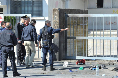 Una joven ha muerto en un atentado con dos explosiones ocurrido en el instituto Morvillo Falcone en la localidad italiana de Brindisi.