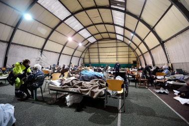 El temblor, que tuvo su hipocentro a 5 kilómetros al este de la localidad de San Felice sul Panaro, según el Instituto Nacional de Geofísica y Vulcanología de Italia, estuvo precedido por otros dos seísmos, uno de intensidad 4,1 a las 23.13 GMT del sábado -unas tres horas antes del principal- y otro, de 2,2 grados, a las 23.43 GMT. EFE