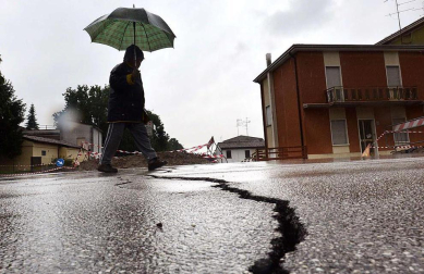 El temblor, que tuvo su hipocentro a 5 kilómetros al este de la localidad de San Felice sul Panaro, según el Instituto Nacional de Geofísica y Vulcanología de Italia, estuvo precedido por otros dos seísmos, uno de intensidad 4,1 a las 23.13 GMT del sábado -unas tres horas antes del principal- y otro, de 2,2 grados, a las 23.43 GMT. EFE