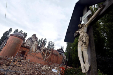 El temblor, que tuvo su hipocentro a 5 kilómetros al este de la localidad de San Felice sul Panaro, según el Instituto Nacional de Geofísica y Vulcanología de Italia, estuvo precedido por otros dos seísmos, uno de intensidad 4,1 a las 23.13 GMT del sábado -unas tres horas antes del principal- y otro, de 2,2 grados, a las 23.43 GMT. EFE