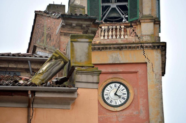 El temblor, que tuvo su hipocentro a 5 kilómetros al este de la localidad de San Felice sul Panaro, según el Instituto Nacional de Geofísica y Vulcanología de Italia, estuvo precedido por otros dos seísmos, uno de intensidad 4,1 a las 23.13 GMT del sábado -unas tres horas antes del principal- y otro, de 2,2 grados, a las 23.43 GMT. EFE