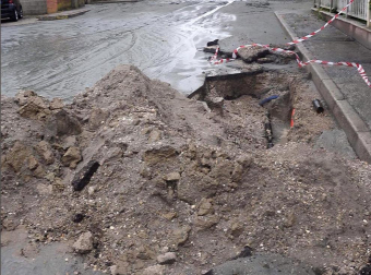 El temblor, que tuvo su hipocentro a 5 kilómetros al este de la localidad de San Felice sul Panaro, según el Instituto Nacional de Geofísica y Vulcanología de Italia, estuvo precedido por otros dos seísmos, uno de intensidad 4,1 a las 23.13 GMT del sábado -unas tres horas antes del principal- y otro, de 2,2 grados, a las 23.43 GMT. EFE