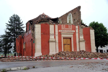 El temblor, que tuvo su hipocentro a 5 kilómetros al este de la localidad de San Felice sul Panaro, según el Instituto Nacional de Geofísica y Vulcanología de Italia, estuvo precedido por otros dos seísmos, uno de intensidad 4,1 a las 23.13 GMT del sábado -unas tres horas antes del principal- y otro, de 2,2 grados, a las 23.43 GMT. EFE