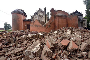 El temblor, que tuvo su hipocentro a 5 kilómetros al este de la localidad de San Felice sul Panaro, según el Instituto Nacional de Geofísica y Vulcanología de Italia, estuvo precedido por otros dos seísmos, uno de intensidad 4,1 a las 23.13 GMT del sábado -unas tres horas antes del principal- y otro, de 2,2 grados, a las 23.43 GMT. EFE