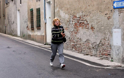 El temblor, que tuvo su hipocentro a 5 kilómetros al este de la localidad de San Felice sul Panaro, según el Instituto Nacional de Geofísica y Vulcanología de Italia, estuvo precedido por otros dos seísmos, uno de intensidad 4,1 a las 23.13 GMT del sábado -unas tres horas antes del principal- y otro, de 2,2 grados, a las 23.43 GMT. EFE
