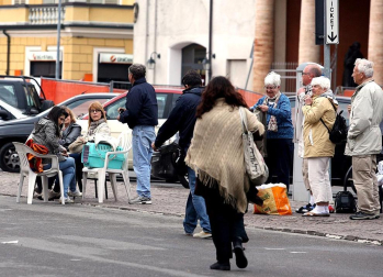El temblor, que tuvo su hipocentro a 5 kilómetros al este de la localidad de San Felice sul Panaro, según el Instituto Nacional de Geofísica y Vulcanología de Italia, estuvo precedido por otros dos seísmos, uno de intensidad 4,1 a las 23.13 GMT del sábado -unas tres horas antes del principal- y otro, de 2,2 grados, a las 23.43 GMT. EFE