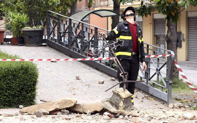 El temblor, que tuvo su hipocentro a 5 kilómetros al este de la localidad de San Felice sul Panaro, según el Instituto Nacional de Geofísica y Vulcanología de Italia, estuvo precedido por otros dos seísmos, uno de intensidad 4,1 a las 23.13 GMT del sábado -unas tres horas antes del principal- y otro, de 2,2 grados, a las 23.43 GMT. EFE