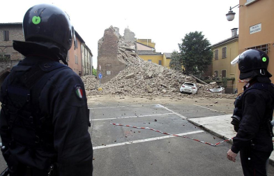 El temblor, que tuvo su hipocentro a 5 kilómetros al este de la localidad de San Felice sul Panaro, según el Instituto Nacional de Geofísica y Vulcanología de Italia, estuvo precedido por otros dos seísmos, uno de intensidad 4,1 a las 23.13 GMT del sábado -unas tres horas antes del principal- y otro, de 2,2 grados, a las 23.43 GMT. EFE