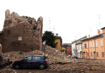 El temblor, que tuvo su hipocentro a 5 kilómetros al este de la localidad de San Felice sul Panaro, según el Instituto Nacional de Geofísica y Vulcanología de Italia, estuvo precedido por otros dos seísmos, uno de intensidad 4,1 a las 23.13 GMT del sábado -unas tres horas antes del principal- y otro, de 2,2 grados, a las 23.43 GMT. EFE