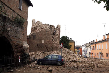 El temblor, que tuvo su hipocentro a 5 kilómetros al este de la localidad de San Felice sul Panaro, según el Instituto Nacional de Geofísica y Vulcanología de Italia, estuvo precedido por otros dos seísmos, uno de intensidad 4,1 a las 23.13 GMT del sábado -unas tres horas antes del principal- y otro, de 2,2 grados, a las 23.43 GMT. EFE
