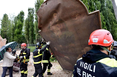 El temblor, que tuvo su hipocentro a 5 kilómetros al este de la localidad de San Felice sul Panaro, según el Instituto Nacional de Geofísica y Vulcanología de Italia, estuvo precedido por otros dos seísmos, uno de intensidad 4,1 a las 23.13 GMT del sábado -unas tres horas antes del principal- y otro, de 2,2 grados, a las 23.43 GMT. EFE