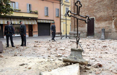 El temblor, que tuvo su hipocentro a 5 kilómetros al este de la localidad de San Felice sul Panaro, según el Instituto Nacional de Geofísica y Vulcanología de Italia, estuvo precedido por otros dos seísmos, uno de intensidad 4,1 a las 23.13 GMT del sábado -unas tres horas antes del principal- y otro, de 2,2 grados, a las 23.43 GMT. EFE