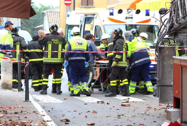 El temblor, que tuvo su hipocentro a 5 kilómetros al este de la localidad de San Felice sul Panaro, según el Instituto Nacional de Geofísica y Vulcanología de Italia, estuvo precedido por otros dos seísmos, uno de intensidad 4,1 a las 23.13 GMT del sábado -unas tres horas antes del principal- y otro, de 2,2 grados, a las 23.43 GMT. EFE