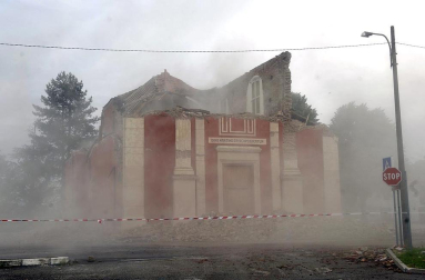 El temblor, que tuvo su hipocentro a 5 kilómetros al este de la localidad de San Felice sul Panaro, según el Instituto Nacional de Geofísica y Vulcanología de Italia, estuvo precedido por otros dos seísmos, uno de intensidad 4,1 a las 23.13 GMT del sábado -unas tres horas antes del principal- y otro, de 2,2 grados, a las 23.43 GMT. EFE
