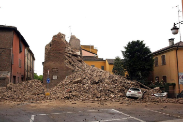 El temblor, que tuvo su hipocentro a 5 kilómetros al este de la localidad de San Felice sul Panaro, según el Instituto Nacional de Geofísica y Vulcanología de Italia, estuvo precedido por otros dos seísmos, uno de intensidad 4,1 a las 23.13 GMT del sábado -unas tres horas antes del principal- y otro, de 2,2 grados, a las 23.43 GMT. EFE
