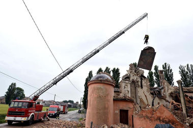 El temblor, que tuvo su hipocentro a 5 kilómetros al este de la localidad de San Felice sul Panaro, según el Instituto Nacional de Geofísica y Vulcanología de Italia, estuvo precedido por otros dos seísmos, uno de intensidad 4,1 a las 23.13 GMT del sábado -unas tres horas antes del principal- y otro, de 2,2 grados, a las 23.43 GMT. EFE